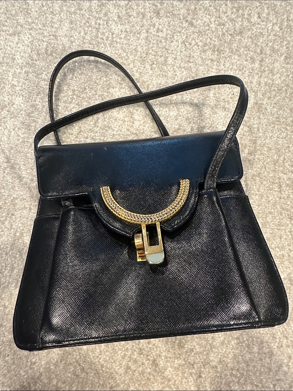 Elegant Black Shoulder Bag with Gold Chain Accent